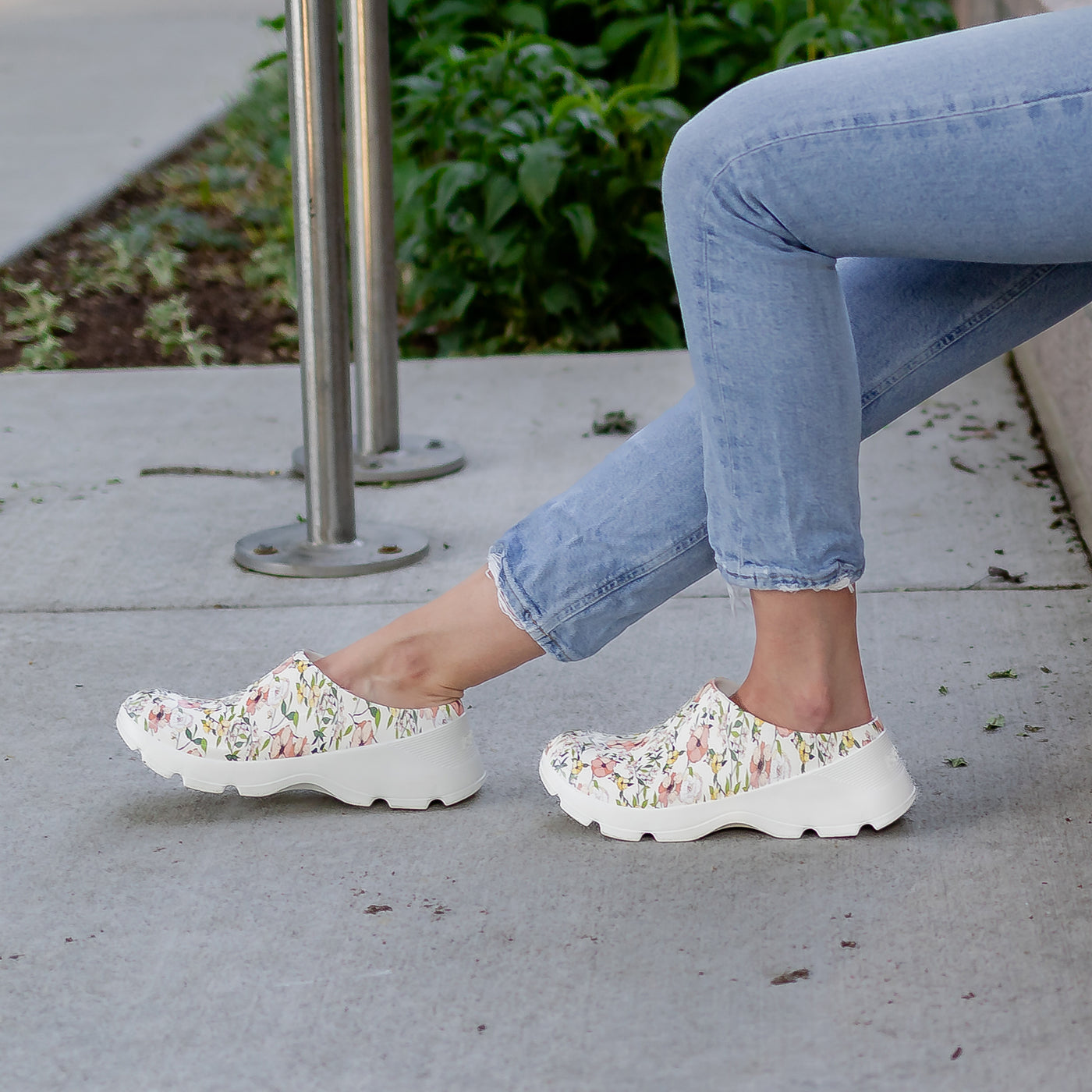 Women's Garden Grove Clog#color_bone-summer-floral